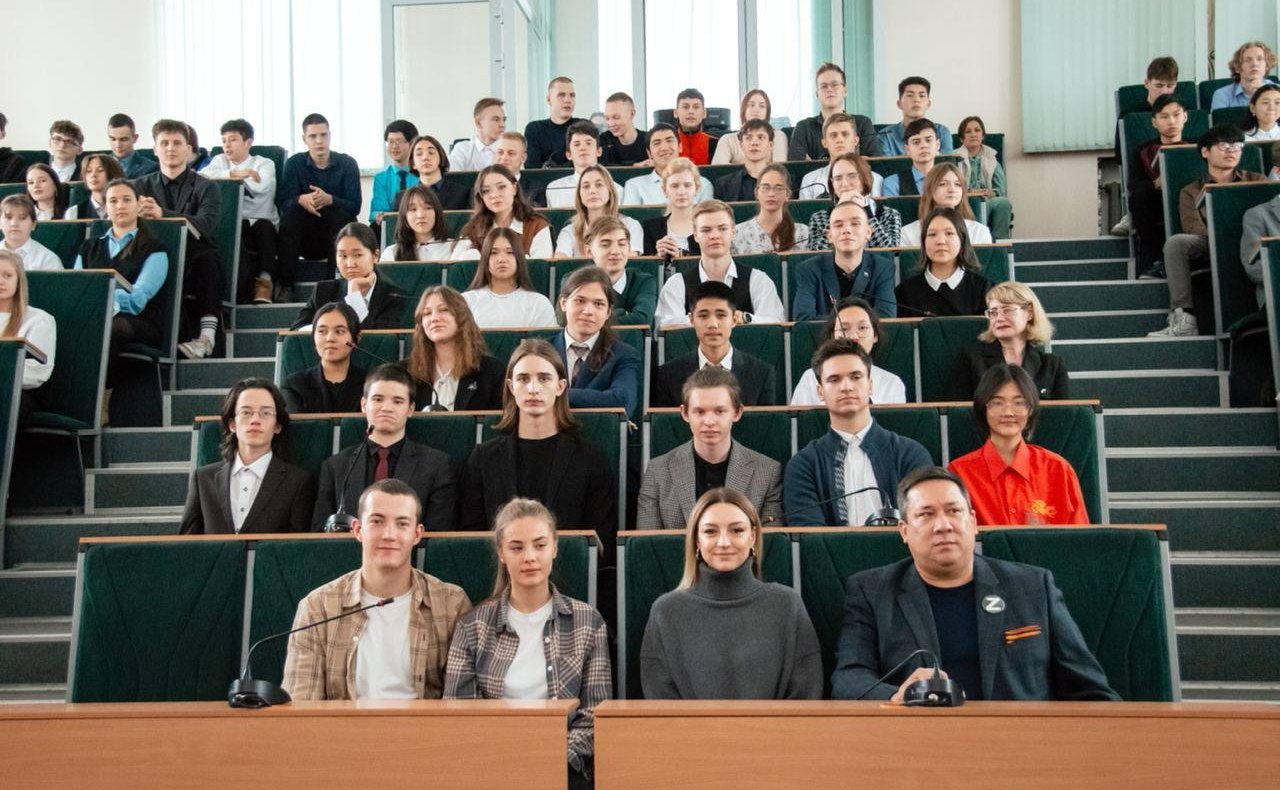 Владимир Полетаев организовал очередную встречу в рамках наставничества над одиннадцатиклассниками лицеев № 1, № 6, Усть-Коксинской школы имени Героя Советского Союза В.И. Харитошкина, студентами факультета физической культуры ГАГУ, учениками школы № 13,