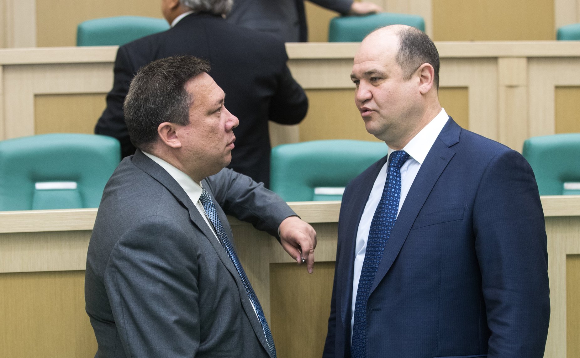 Сенаторы перед началом 434-го заседания Совета Федерации