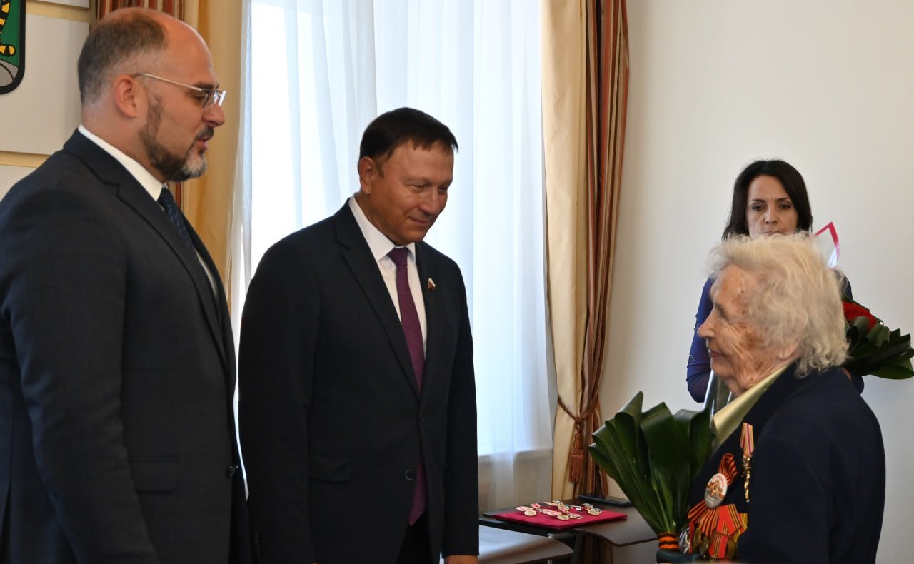 Александр Ролик совместно с главой Владивостока Константином Шестаковым провел встречу с проживающими в столице Приморья ветеранами — участниками боев с милитаристской Японией в августе-сентябре 1945 года