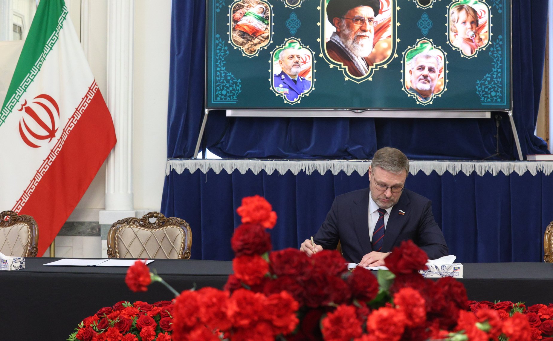 Заместитель Председателя Совета Федерации Константин Косачев оставил запись в книге соболезнований в память о погибшем Верховном лидере Исламской Республики аятолле Али Хаменеи