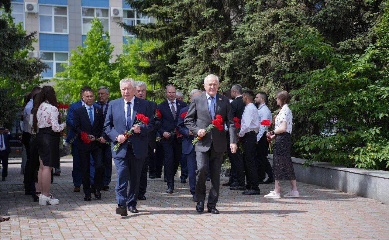 В г. Екатеринбурге сенаторы РФ провели церемонии возложения цветов к Широкореченскому военно-мемориальному комплексу, посвященному погибшим в Великой Отечественной войне, а также к военно-мемориальному комплексу «Черный тюльпан»