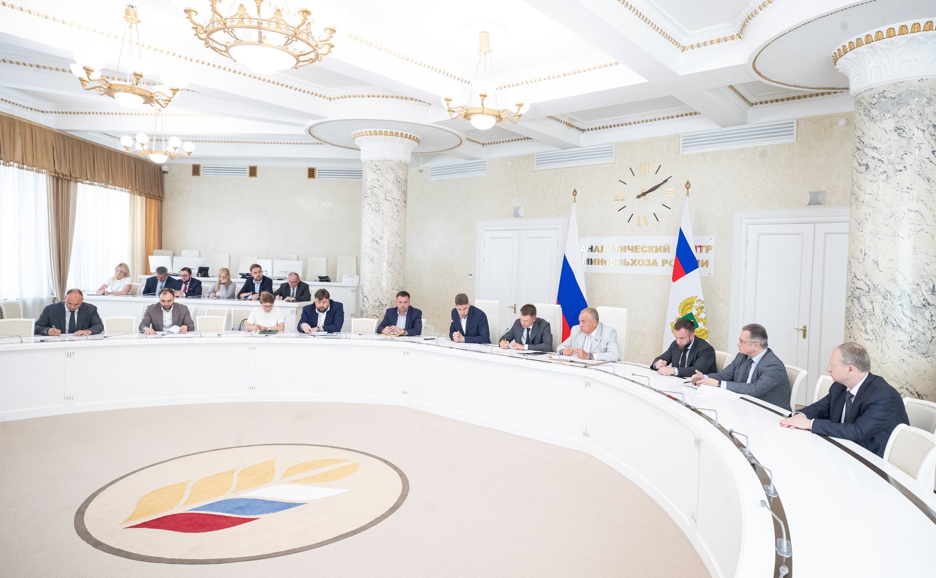 Александр Двойных провел в Минсельхозе совещание, посвященное ценам на горюче-смазочные материалы и сельскохозяйственную технику для аграриев