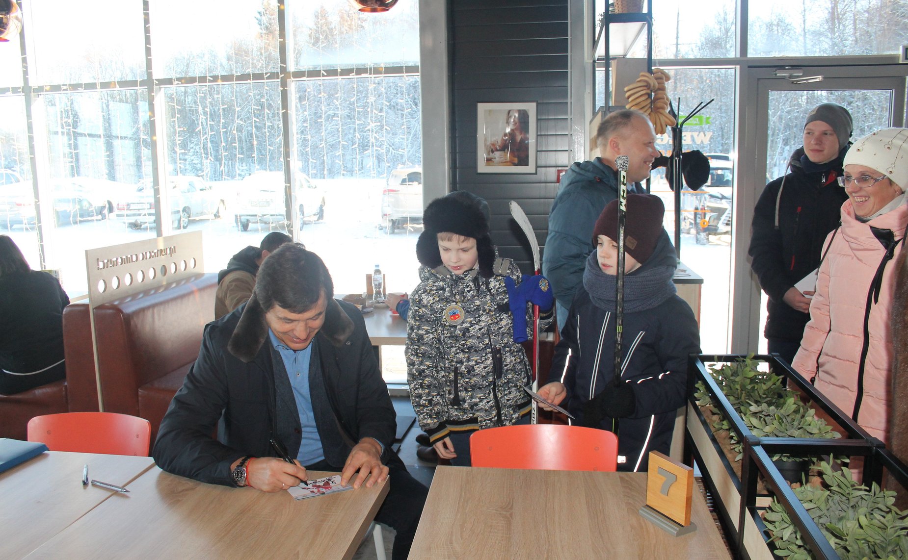 Ю. Воробьев и президент Федерации хоккея Московской области В. Каменский посетили Арктический спасательный центр «Вытегра»