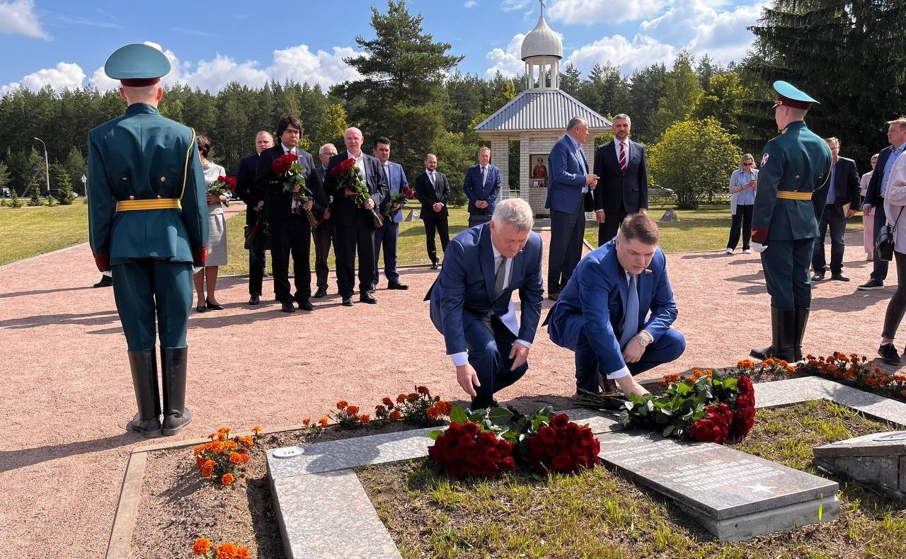 На Интернациональной Аллее Памяти мемориала «Невский пятачок» в Кировском районе Ленинградской области состоялась церемония открытия стелы, посвященной погибшим при прорыве блокады Ленинграда воинам из Забайкалья