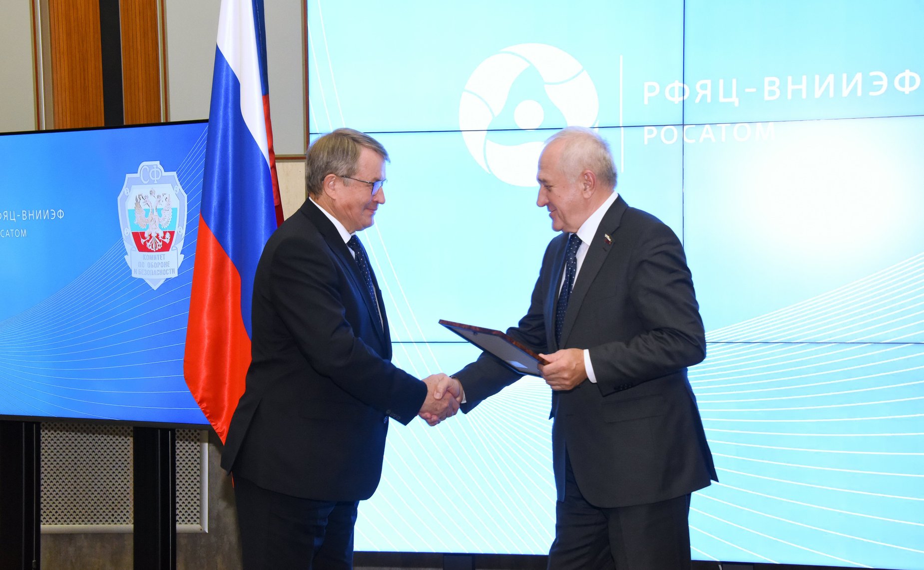 Сенаторы посетили российское государственное научное и производственное предприятие «Российский федеральный ядерный центр — Всероссийский научно-исследовательский институт экспериментальной физики» (РФЯЦ — ВНИИЭФ)