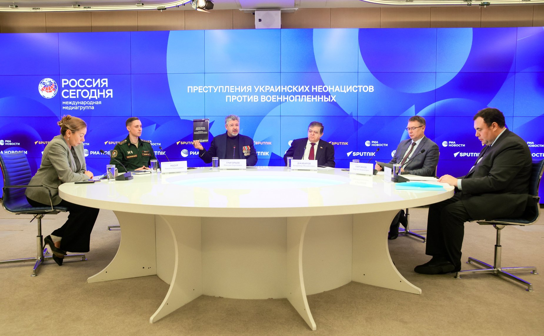 В пресс-центре медиагруппы «Россия сегодня» состоялась пресс-конференция Владимира Джабарова посвященная преступлениям киевского режима против военнопленных