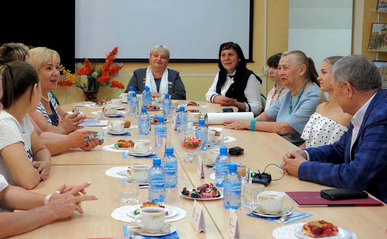 Анатолий Артамонов встретится с воспитанниками приемных многодетных семей и их родителями