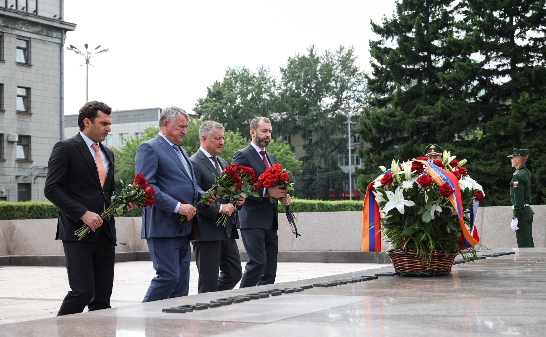 Парламентарии России и Армении приняли участие в церемонии возложения венка к мемориалу «Вечный огонь Славы» и почтили память павших минутой молчания