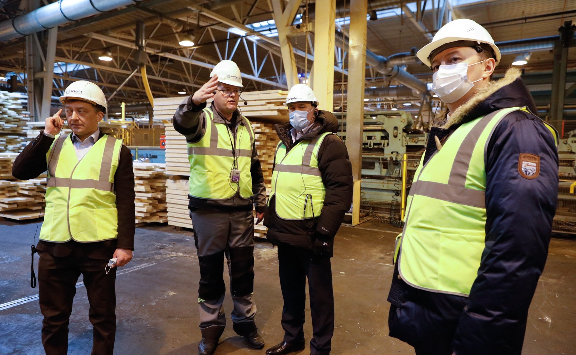 Юрий Воробьев посетил новое предприятие деревообрабатывающей промышленности Вологодской области — завод «Сокол СиЭлТи»