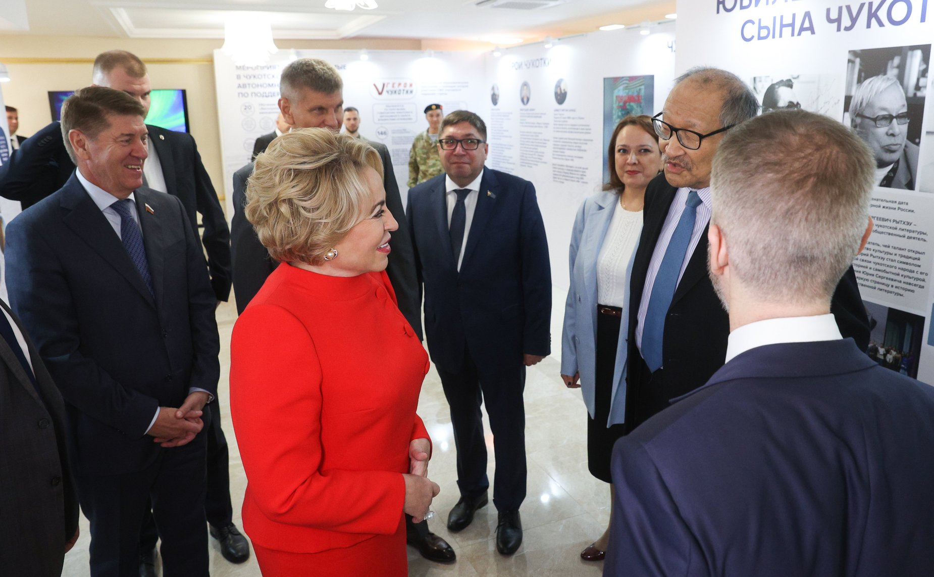 Валентина Матвиенко и Владислав Кузнецов осмотрели выставку, развернутую в Совете Федерации, которая посвящена истории, современности и перспективам развития Чукотского автономного округа