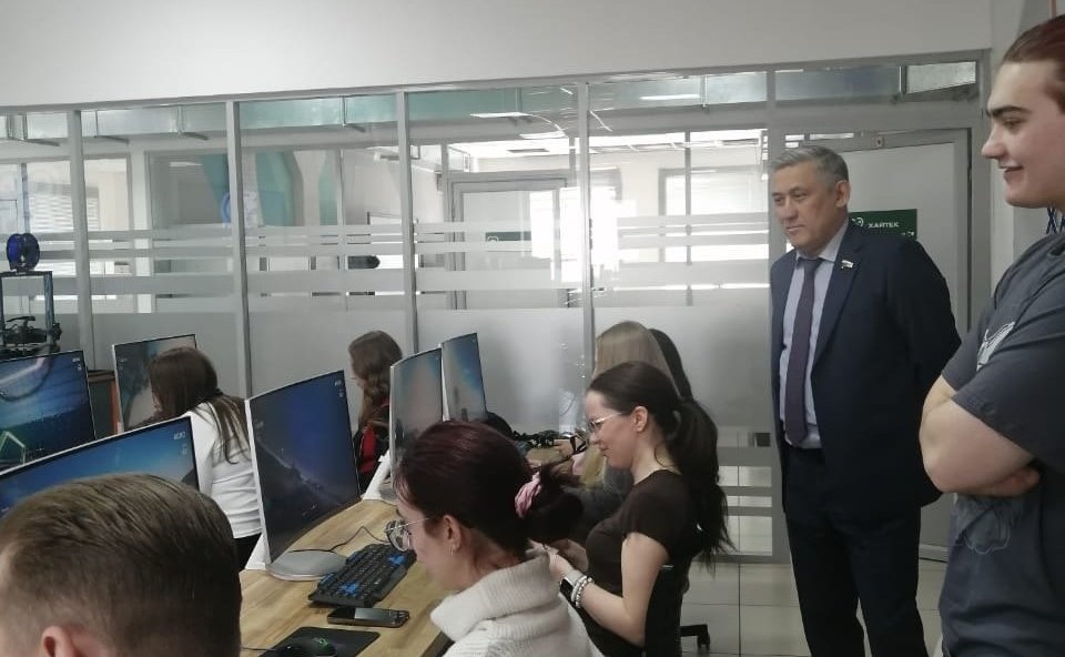 Юрий Валяев в рамках работы на региональной неделе посетил «Детский технопарк «Кванториум»