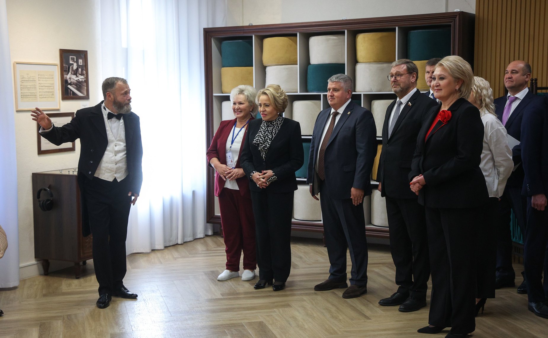 В рамках работы Х Парламентского форума «Историко-культурное наследие России» в Великом Новгороде Валентина Матвиенко посетила детскую общеобразовательную школу имени Г.Р. Державина и Дом музыки имени С.В. Рахманинова