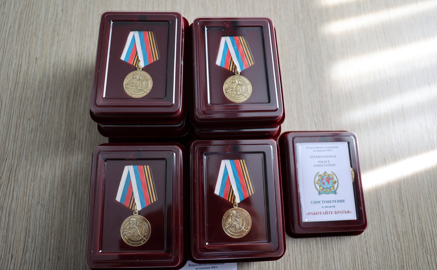 Оксана Хлякина вручила благодарственные письма волонтерам, оказывающим помощь участникам СВО