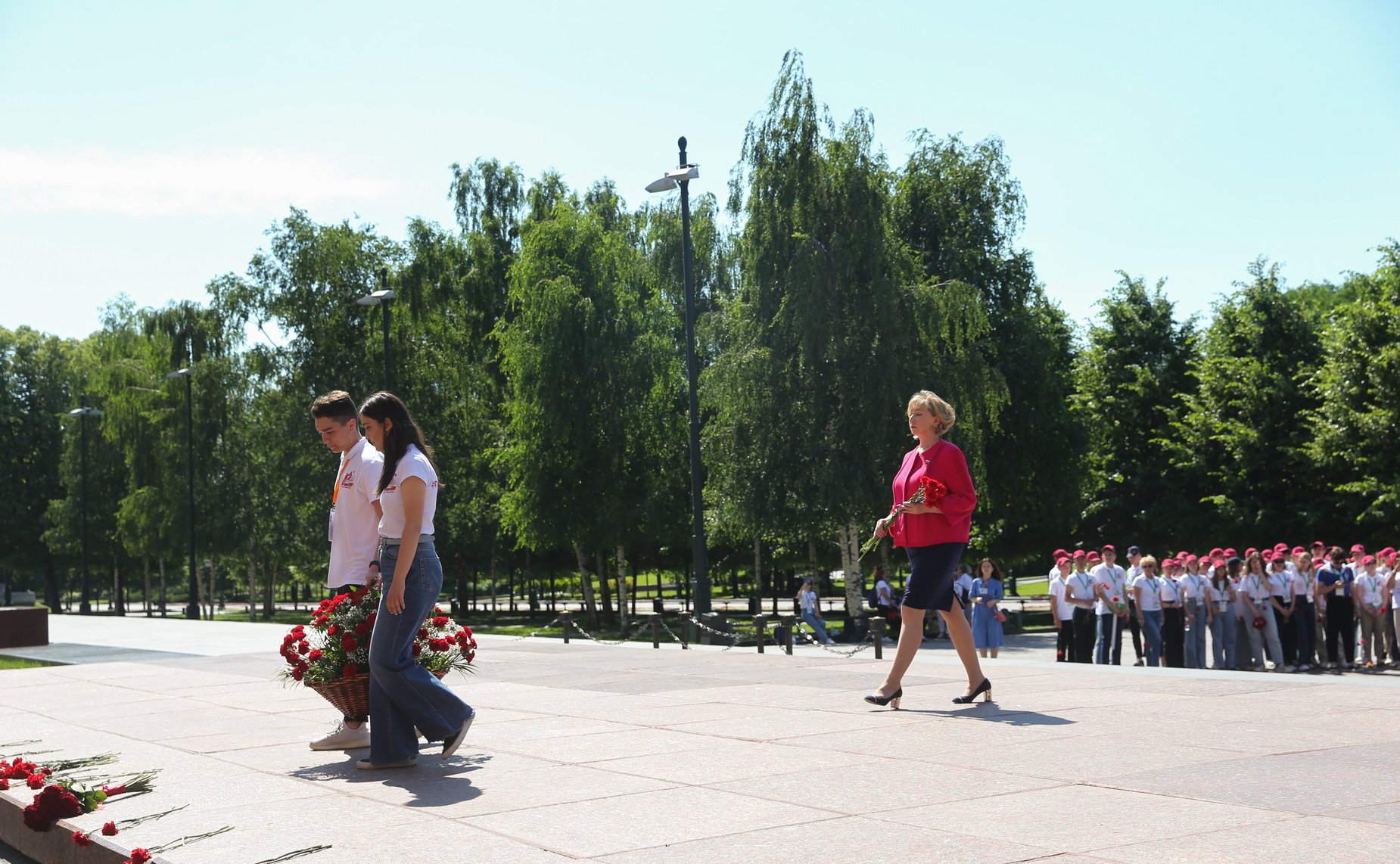 Экскурсионная программа для участников проекта «Поезд Памяти», возложение цветов в Александровском саду