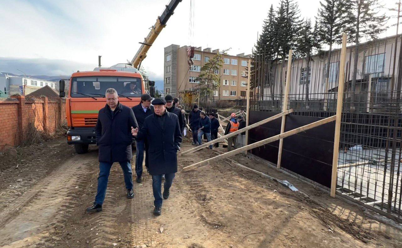 Анатолий Артамонов совершил рабочую поездку в Кавминводы и посетил строительные площадки социальных объектов Кисловодска