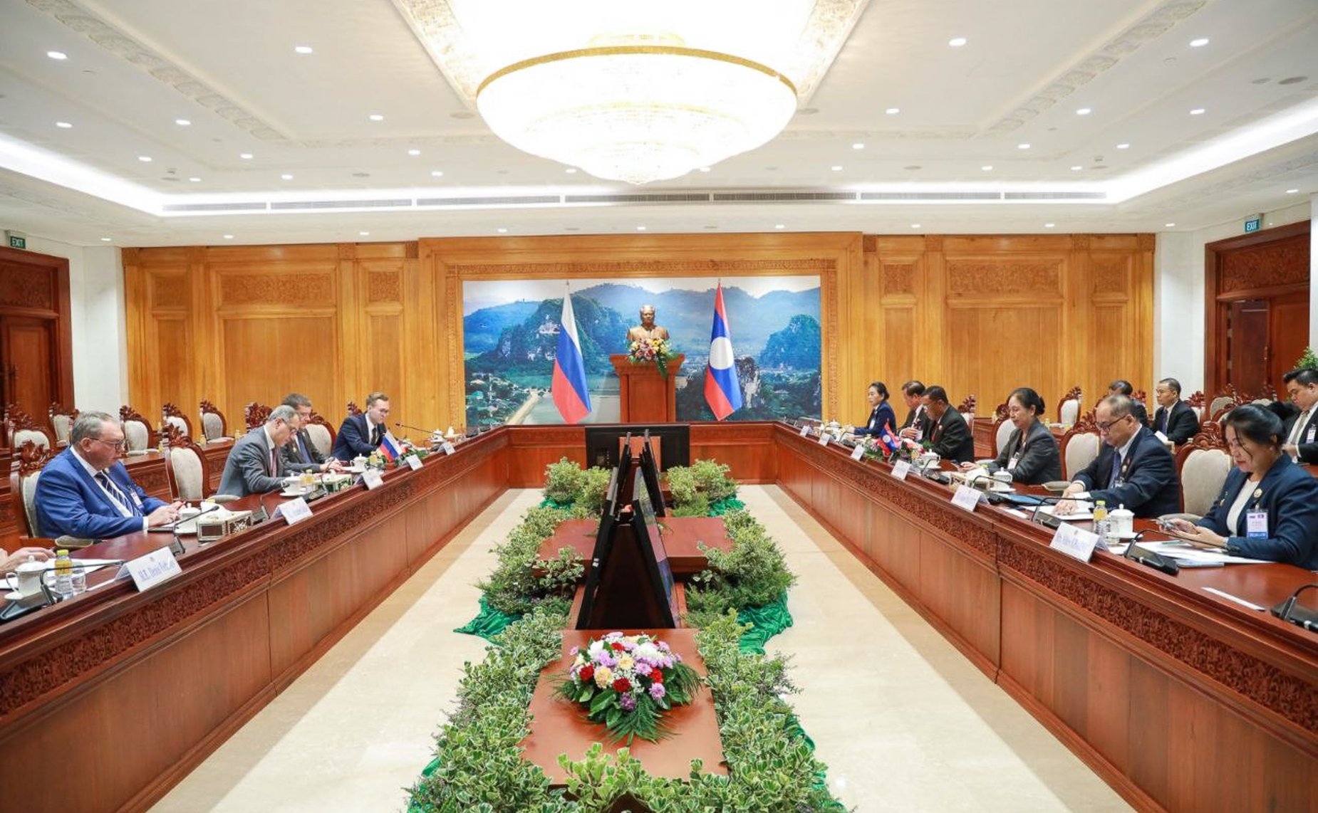 Руководитель группы по сотрудничеству Совета Федерации с парламентом Лаоса Николай Журавлёв провёл встречу с заместителем Председателя Национального собрания, руководителем группы с лаосской стороны Сувоном Лыангбунми