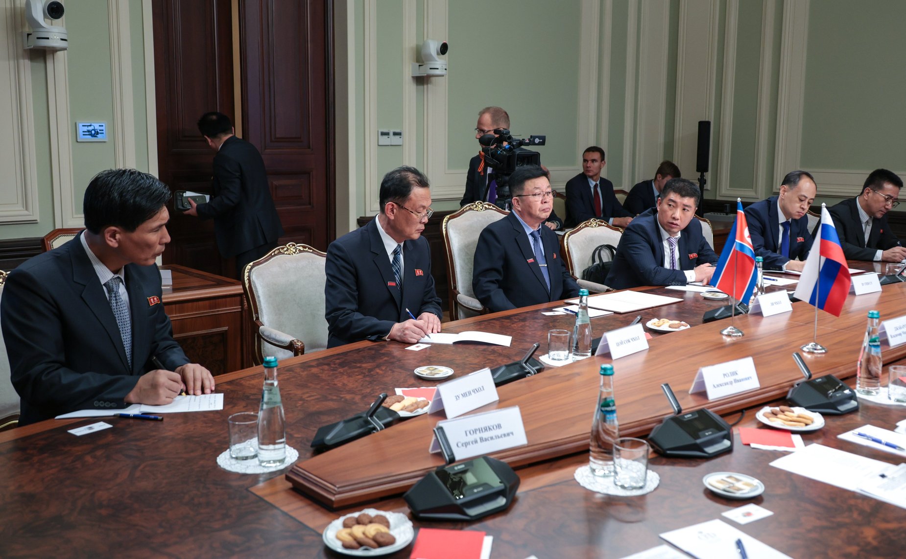 Встреча первого заместителя председателя Комитета СФ по международным делам Владимира Джабарова с руководителем группы содействия развитию корейско-российской дружбы в Верховном народном собрании КНДР Ли Чхолем