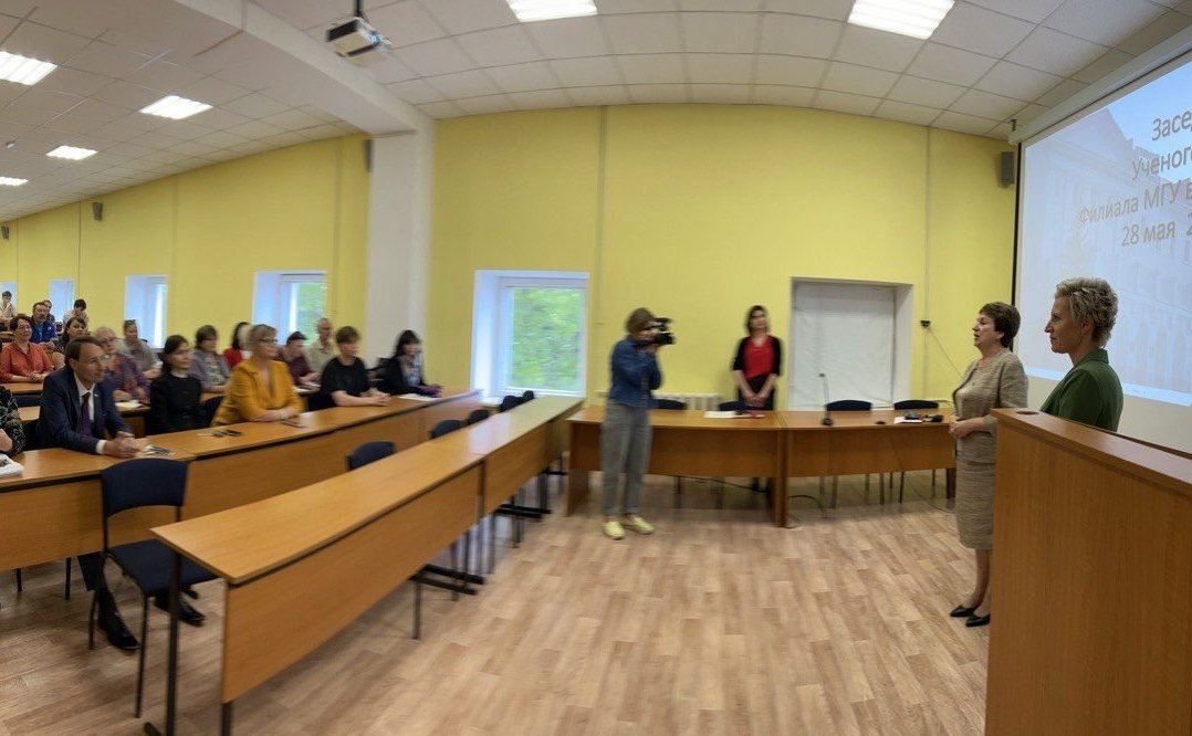 Екатерина Алтабаева вручила Благодарность Председателя Совета Федерации Валентины Матвиенко коллективу Филиала МГУ в Севастополе