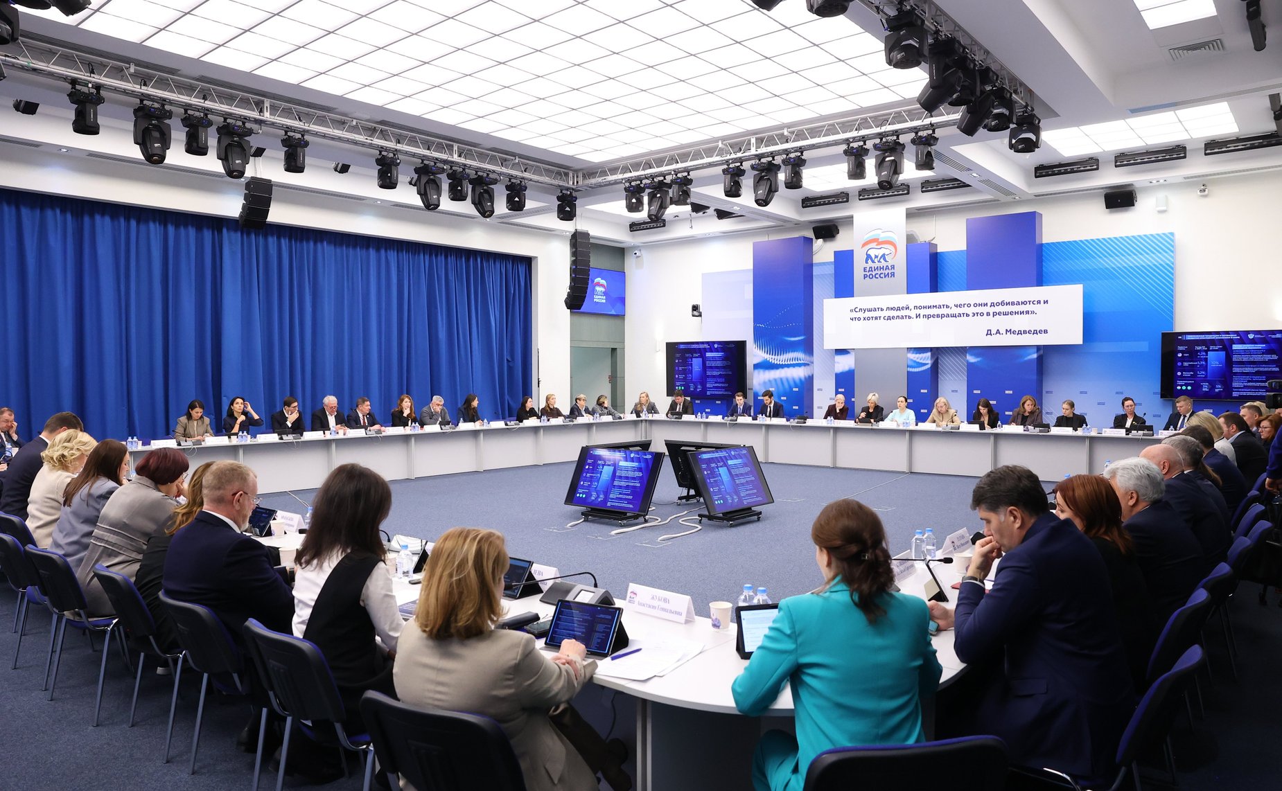 Заседание Комиссии Совета Федерации по развитию креативных (творческих) индустрий и народных художественных промыслов в РФ