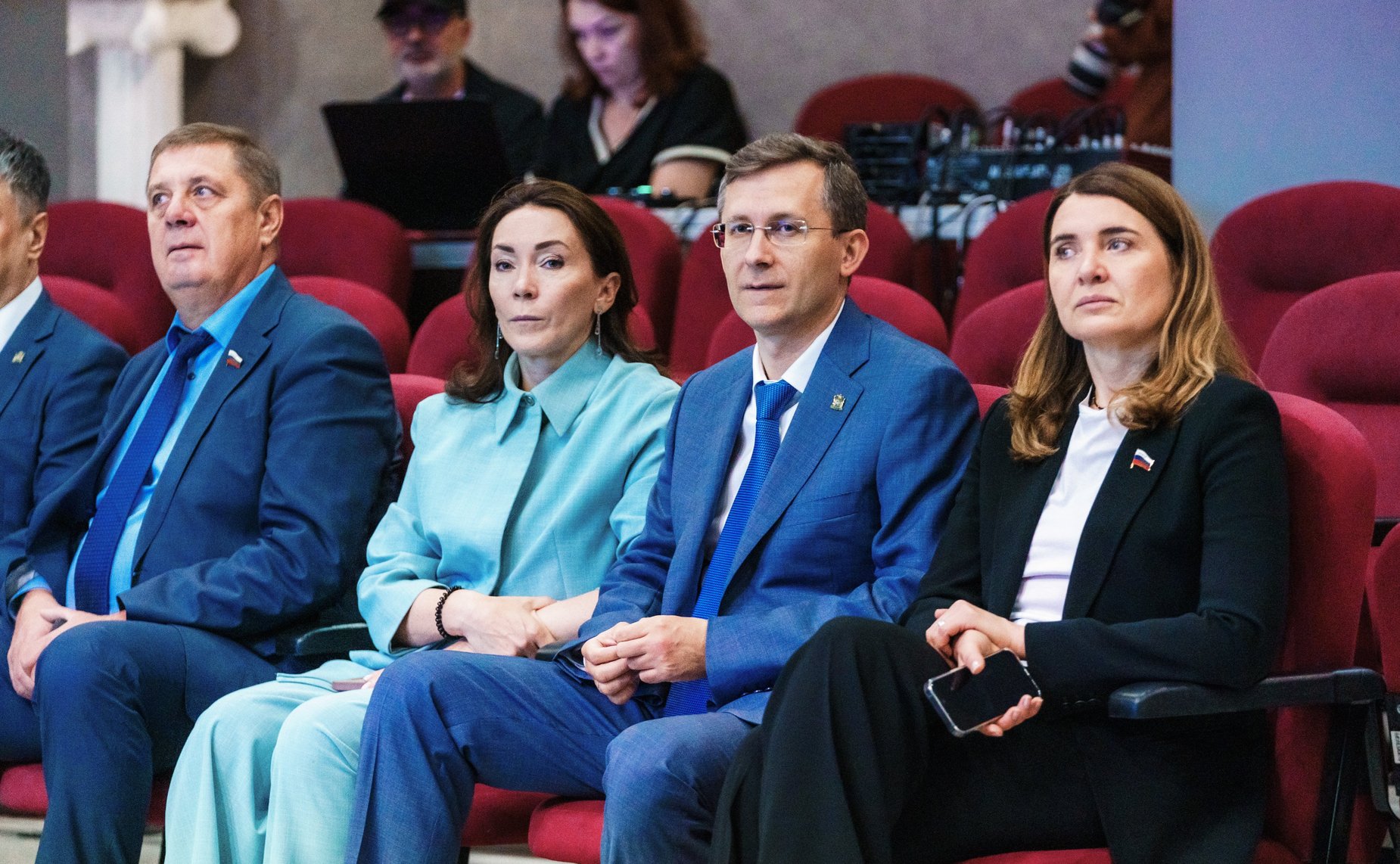 Сенаторы посетили Школу креативных индустрий на базе Окружного Дома народного творчества и Центр народных художественных промыслов и ремесел