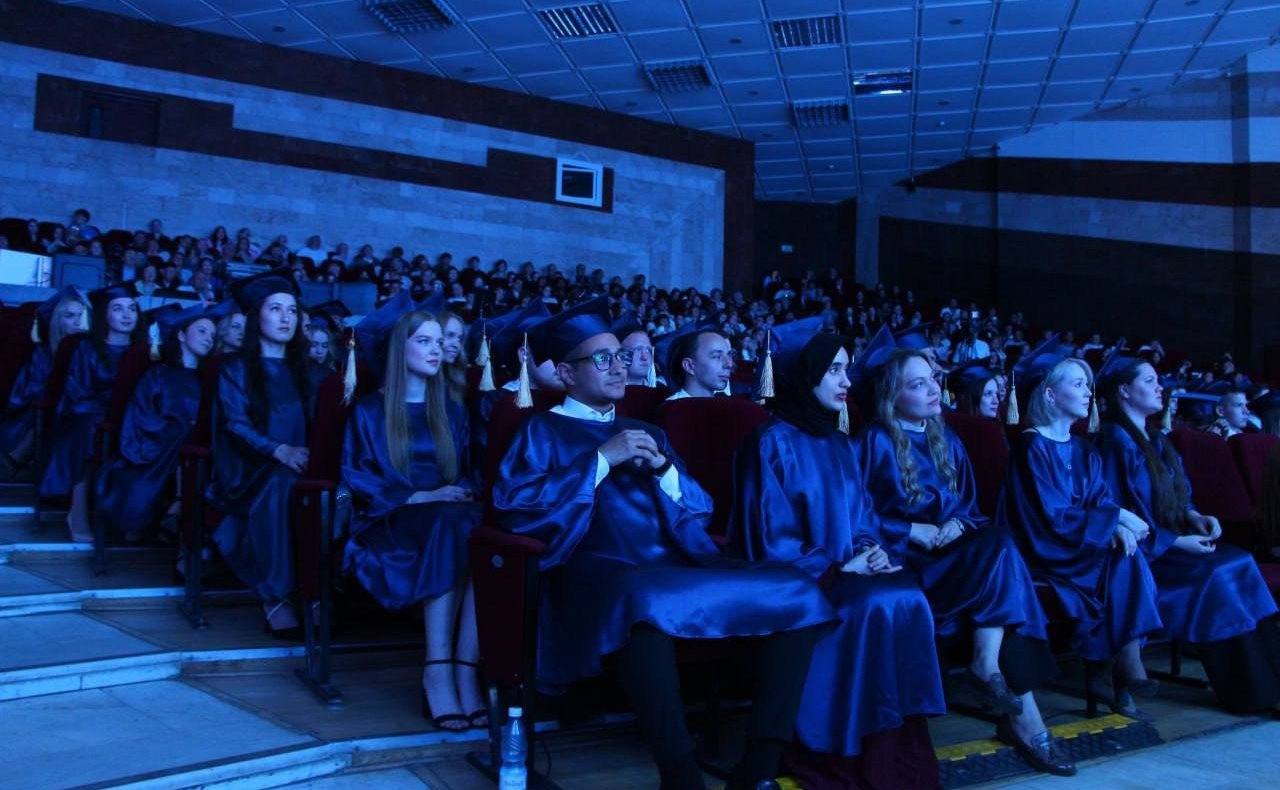 Николай Владимиров поздравил лучших студентов-активистов с окончанием вуза