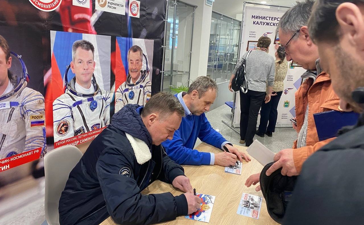 Александр Савин в регионе принял участие открытии хоккейного матча, посвященного 90-летию со дня рождения первого космонавта планеты Юрия Гагарина