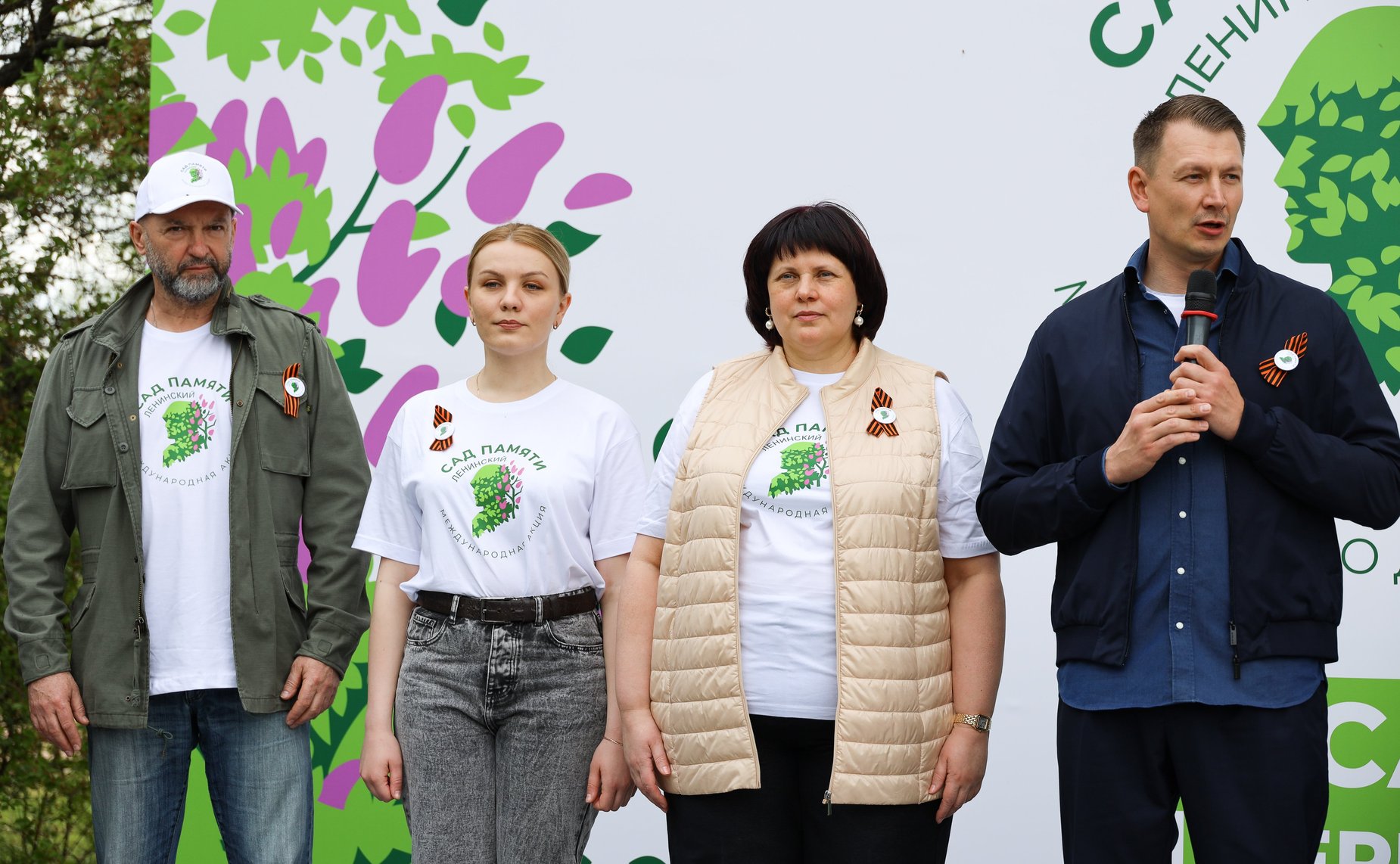 В Год защитника Отечества и 80-летия Победы в Великой Отечественной войне 1941–1945 годов сенаторы РФ и сотрудники Аппарата СФ провели акцию «Сад Памяти» — высадили 250 кустов сирени в музее-заповеднике «Горки Ленинские»