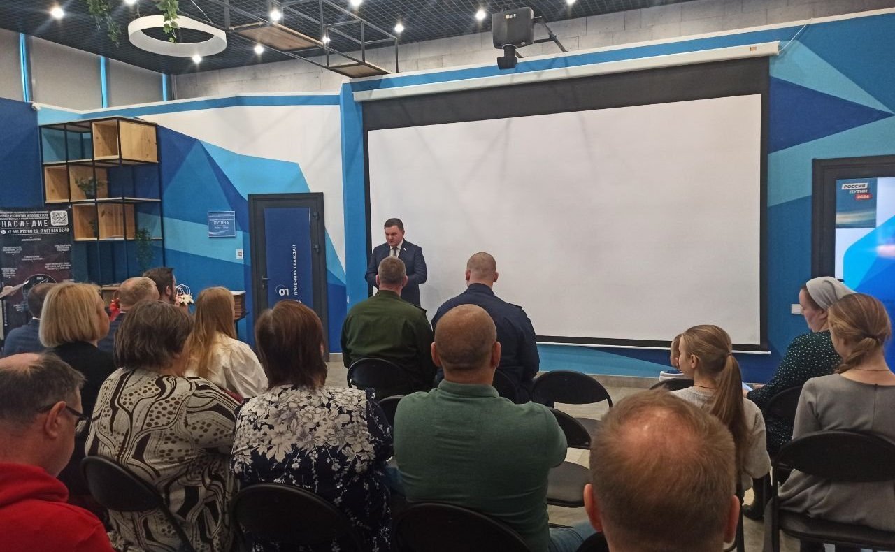 Сергей Перминов вручил награды Совета Федерации, которыми за выдающиеся заслуги отмечены жители Ленинградской области