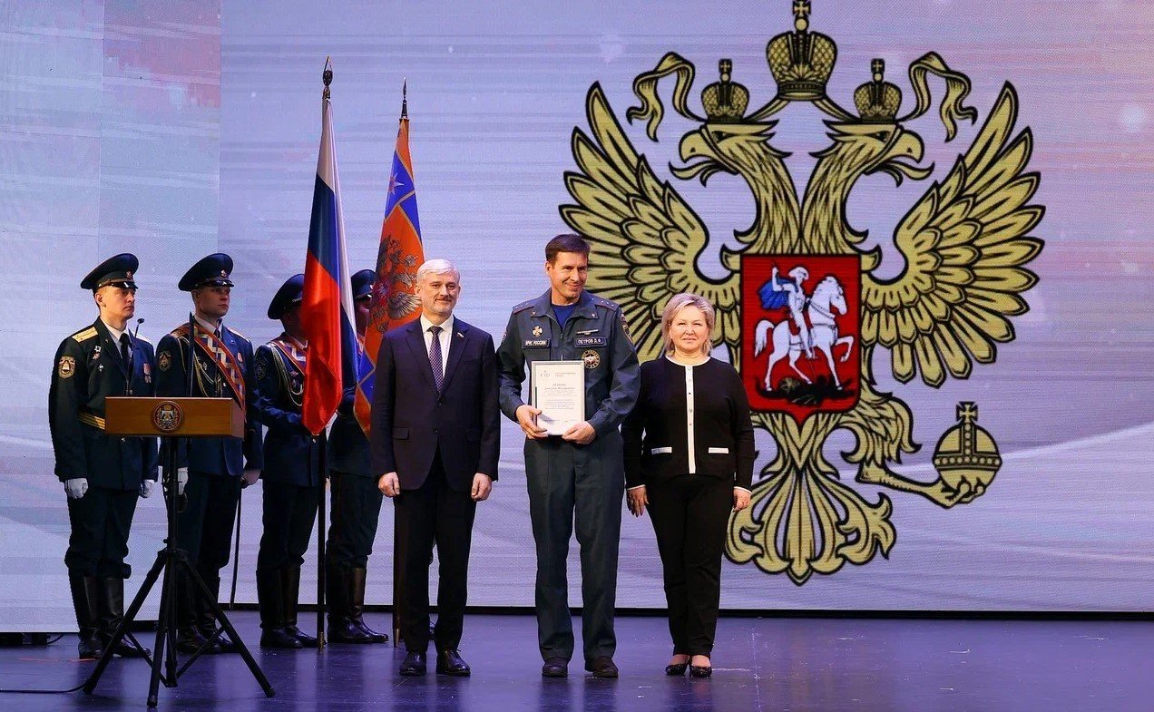 Евгений Дитрих в Великом Новгороде исполнил новогоднее желание ребёнка и поздравил сотрудников МЧС