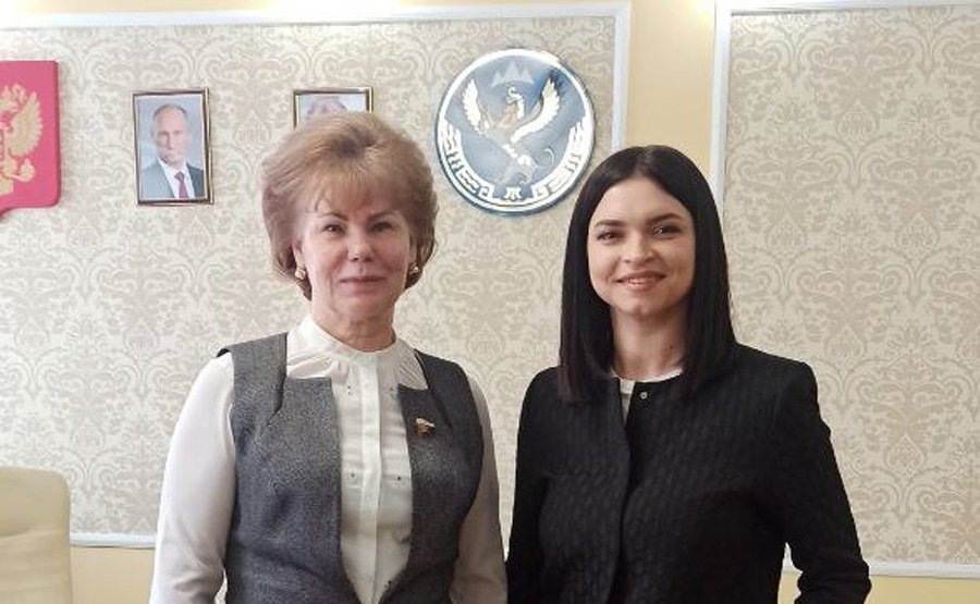 Татьяна Гигель в ходе рабочей поездки в регион поздравила тележурналистку ГТРК «Горный Алтай» Наталью Стрелецкую с достойной победой в конкурсе на лучшее освещение парламентской деятельности в российских СМИ