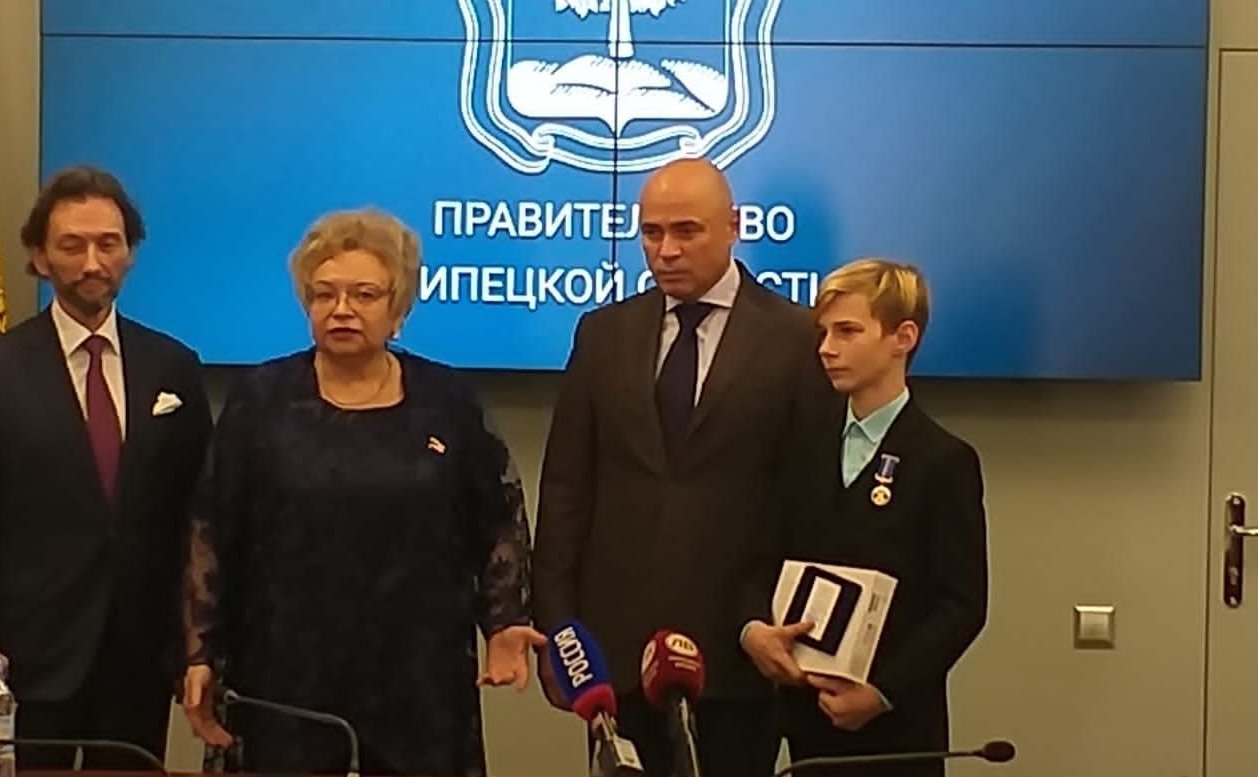 Оксана Хлякина и Максим Кавджарадзе в ходе рабочей поездки в регион приняли участие в десятой юбилейной церемонии чествования и награждения детей-героев Липецкой области