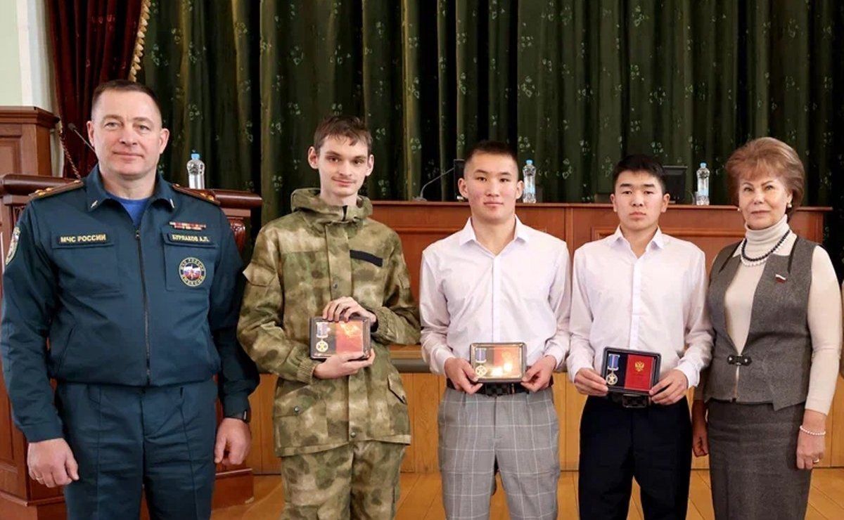 Татьяна Гигель в ходе проведения совещания в большом зале правительства региона наградила детей-героев специальными медалями Совета Федерации «За проявленное мужество»