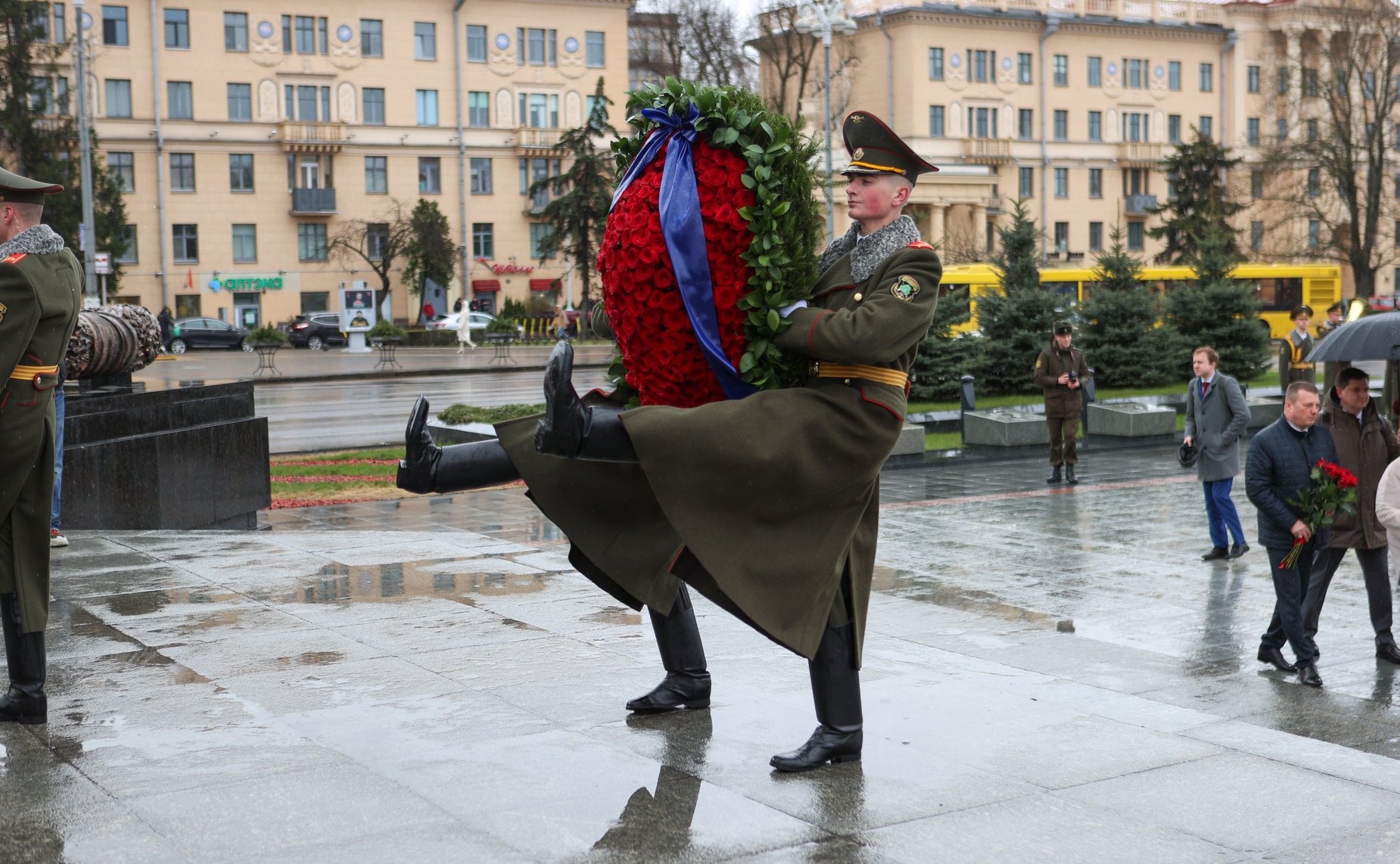 Заместитель Председателя Совета Федерации Инна Святенко приняла участие в Торжественном возложении цветов и венков к Монументу Победы