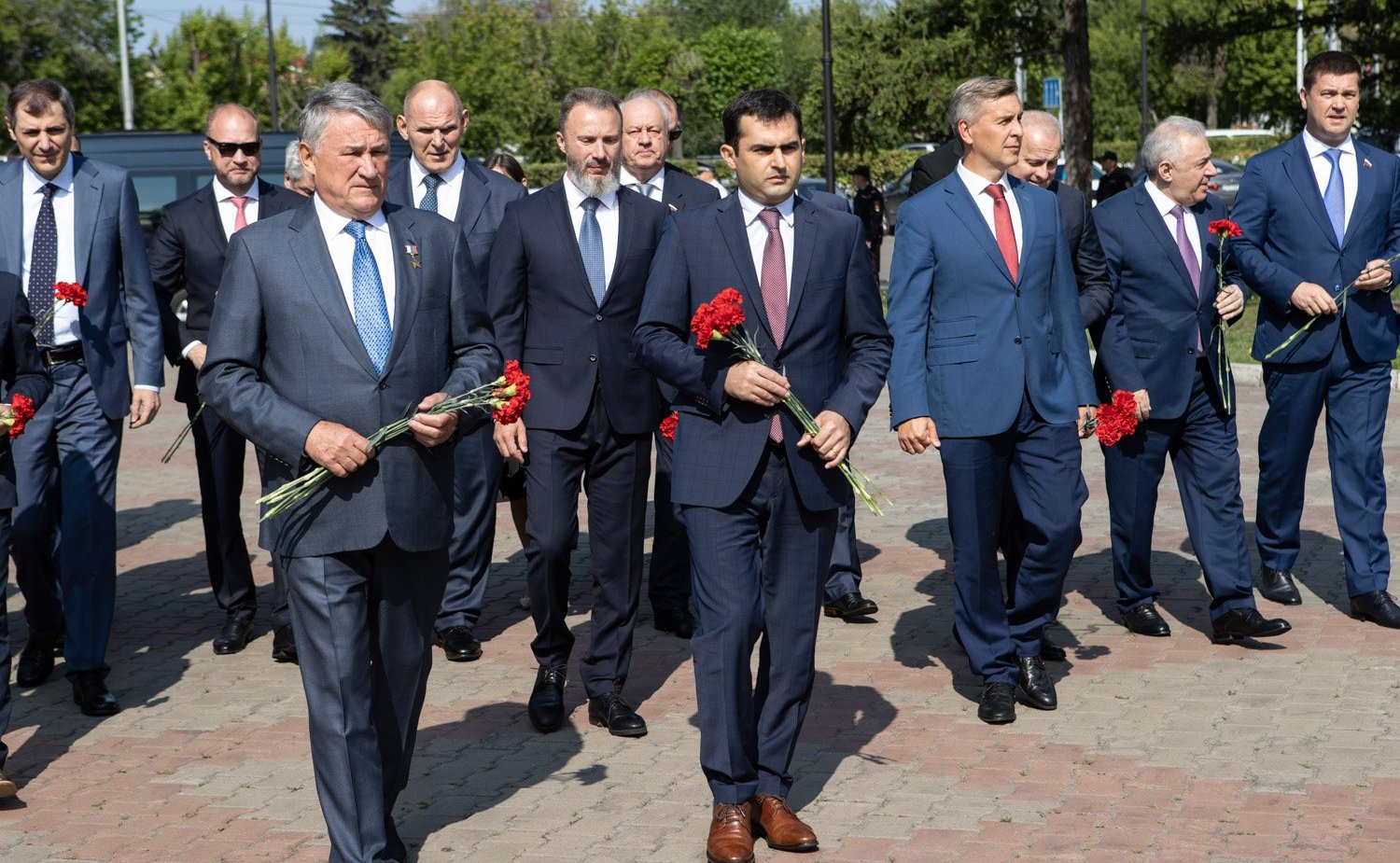 Члены парламентских делегаций России и Армении приняли участие в церемонии возложения цветов к Вечному огню на мемориале Победы