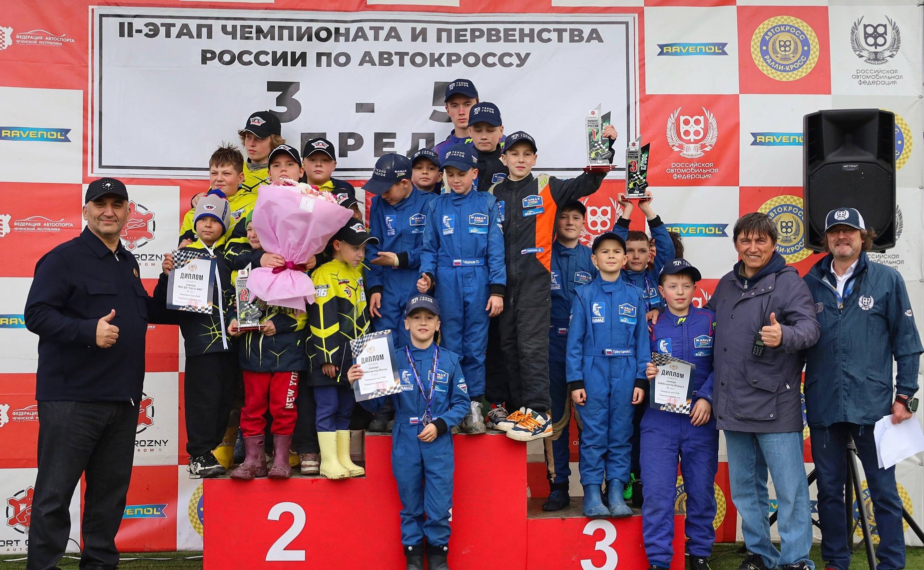 Мохмад Ахмадов в рамках работы в регионе посетил первый и второй этапы Чемпионата и Первенства России по кроссу, которые прошли на автодроме «Крепость Грозная»