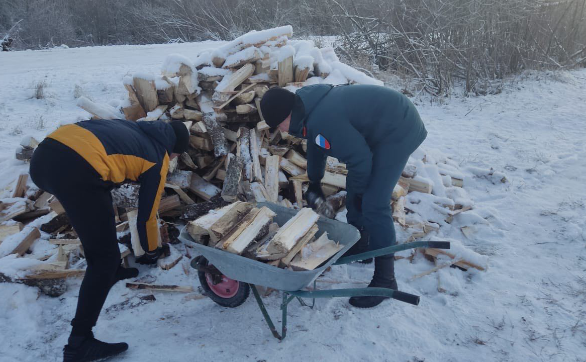 Кадеты из волонтерского отряда образовательного центра «Корабелы Прионежья» оказывают помощь пожилым и одиноким жителям Вытегорского района