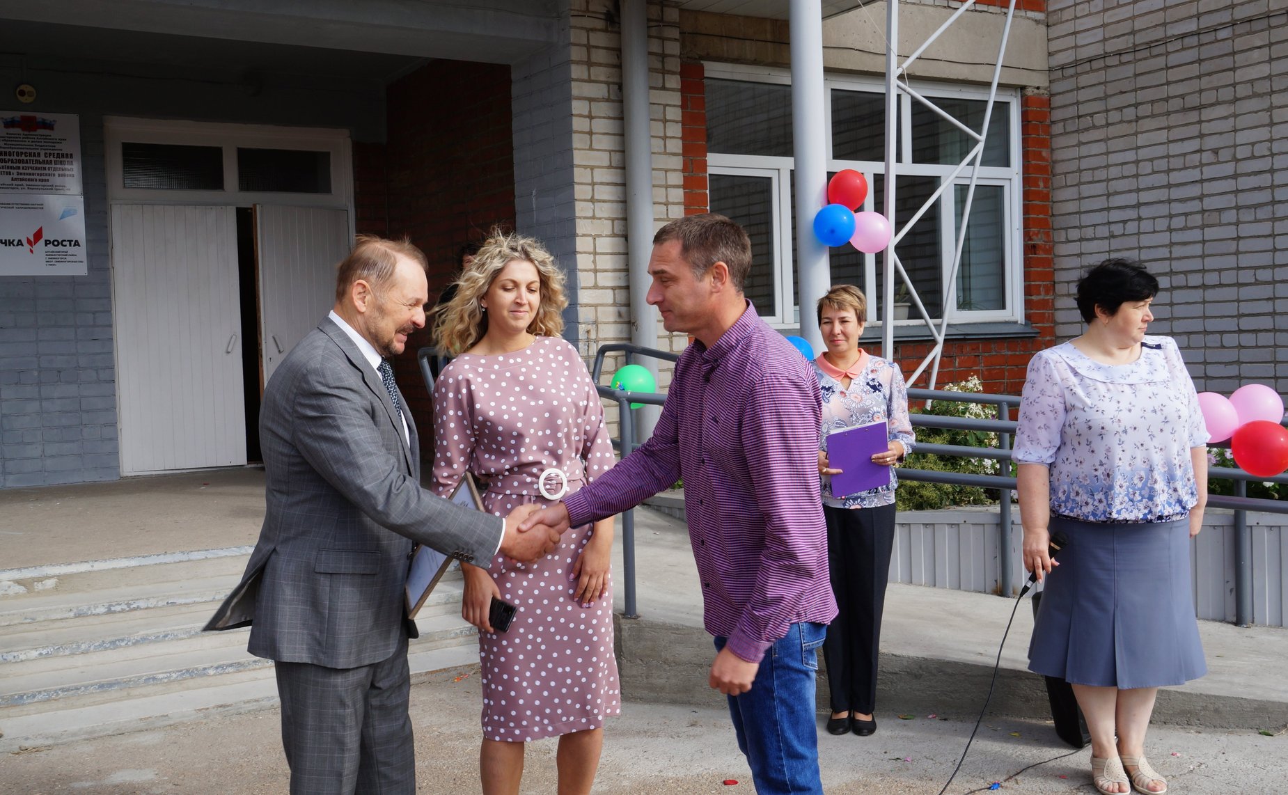 Сергей Белоусов поздравил педагогов и учащихся алтайских школ с началом нового учебного года и Днем знаний