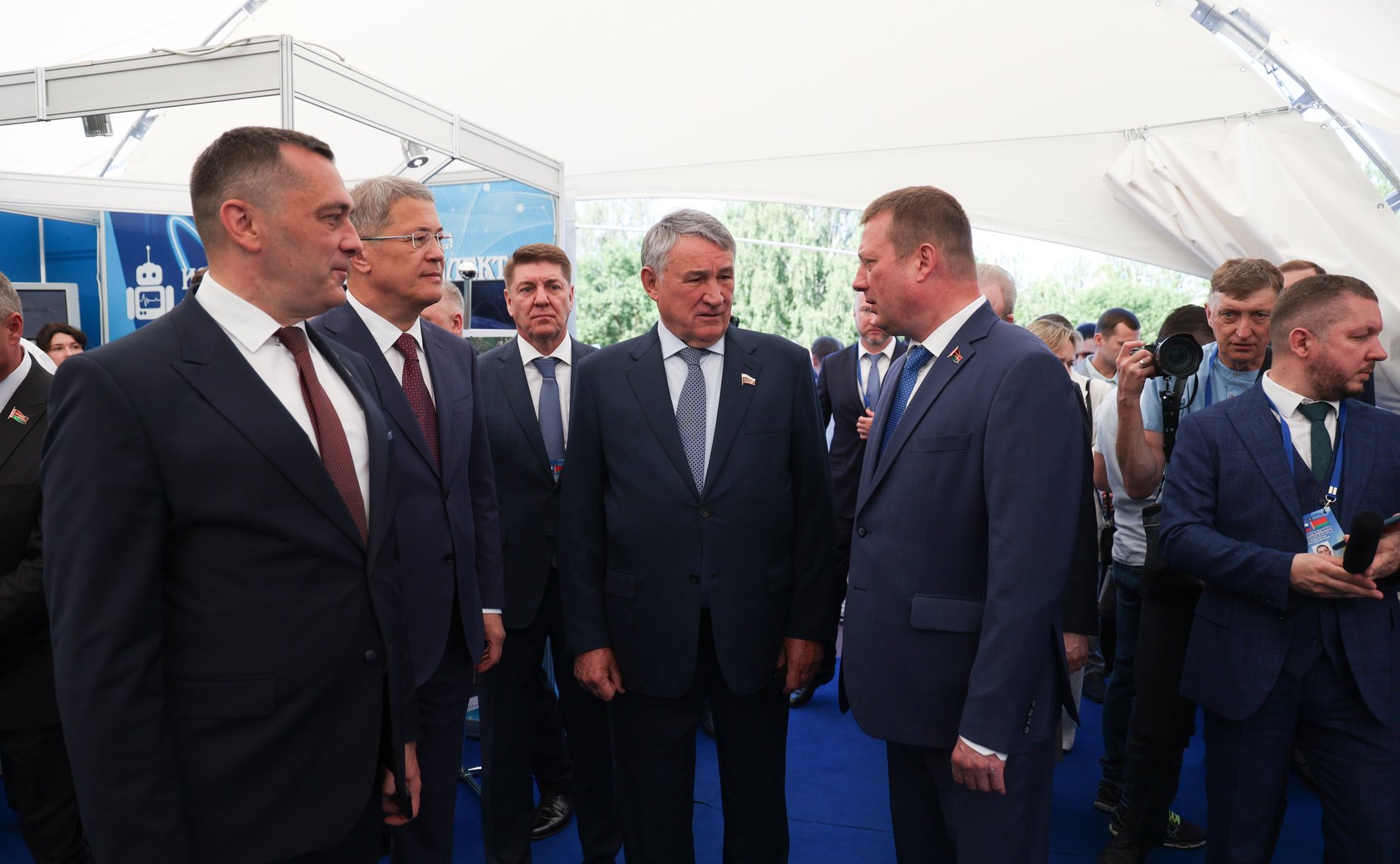 Юрий Воробьёв и заместитель Председателя Совета Республики Сергей Хоменко открыли выставку достижений народного хозяйства в рамках XI Форума регионов Беларуси и России