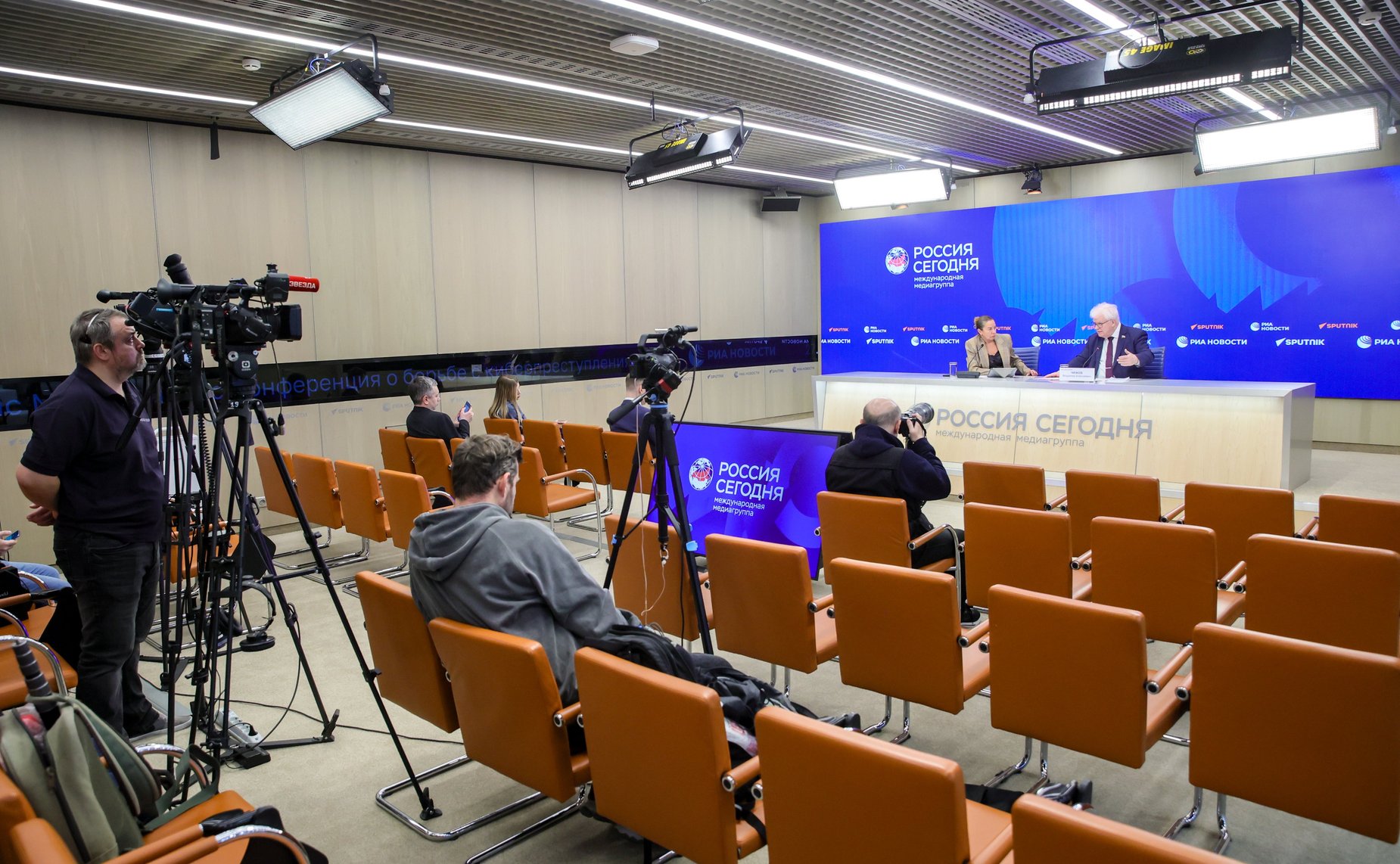 В ММПЦ «Россия сегодня» прошла пресс-конференция первого заместителя председателя Комитета СФ по обороне и безопасности Владимира Чижова об итогах саммита ЕС и актуальной ситуации в странах Евросоюза и НАТО на фоне происходящих в мире событий