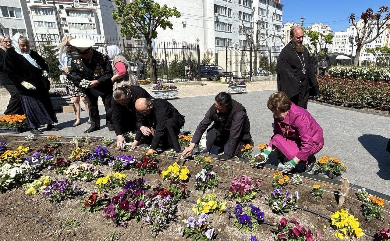 Екатерина Алтабаева высадила на аллеях Троицкого сквера в городе Севастополе цветущую Георгиевскую ленту