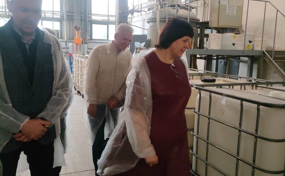 Елена Афанасьева посетила косметическую фабрику отечественного производителя