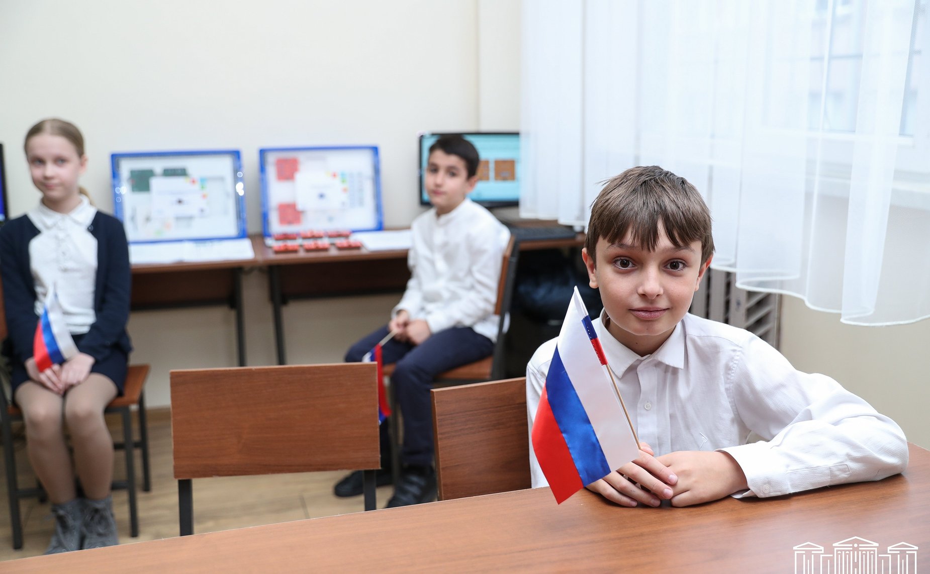 Российская делегация во главе с заместителем Председателя Совета Федерации Юрием Воробьевым передала более 1,5 тысяч учебников для трех армянских школ с обучением на русском языке