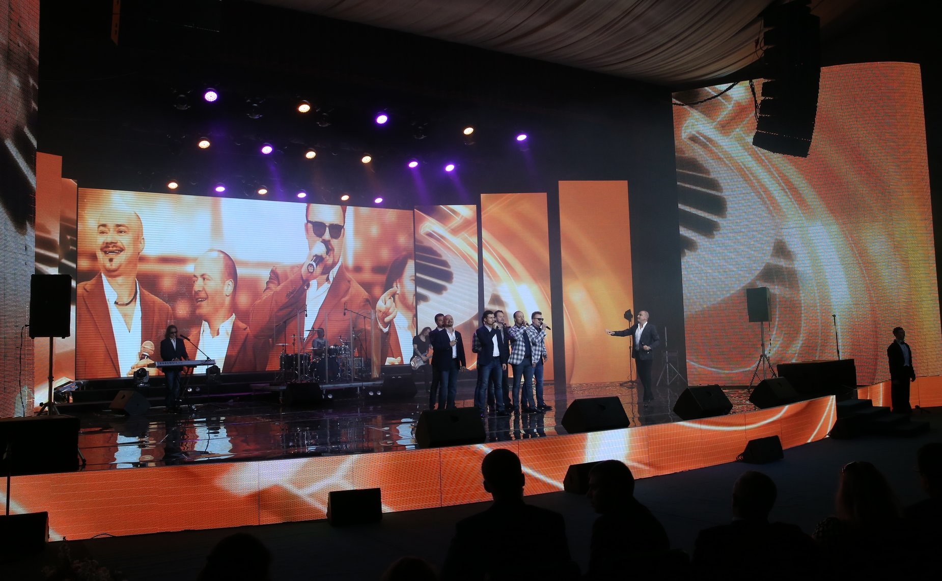 В ходе торжественного открытия форума состоялся концерт с участием известных артистов, в том числе, музыкального коллектива «Хор Турецкого»