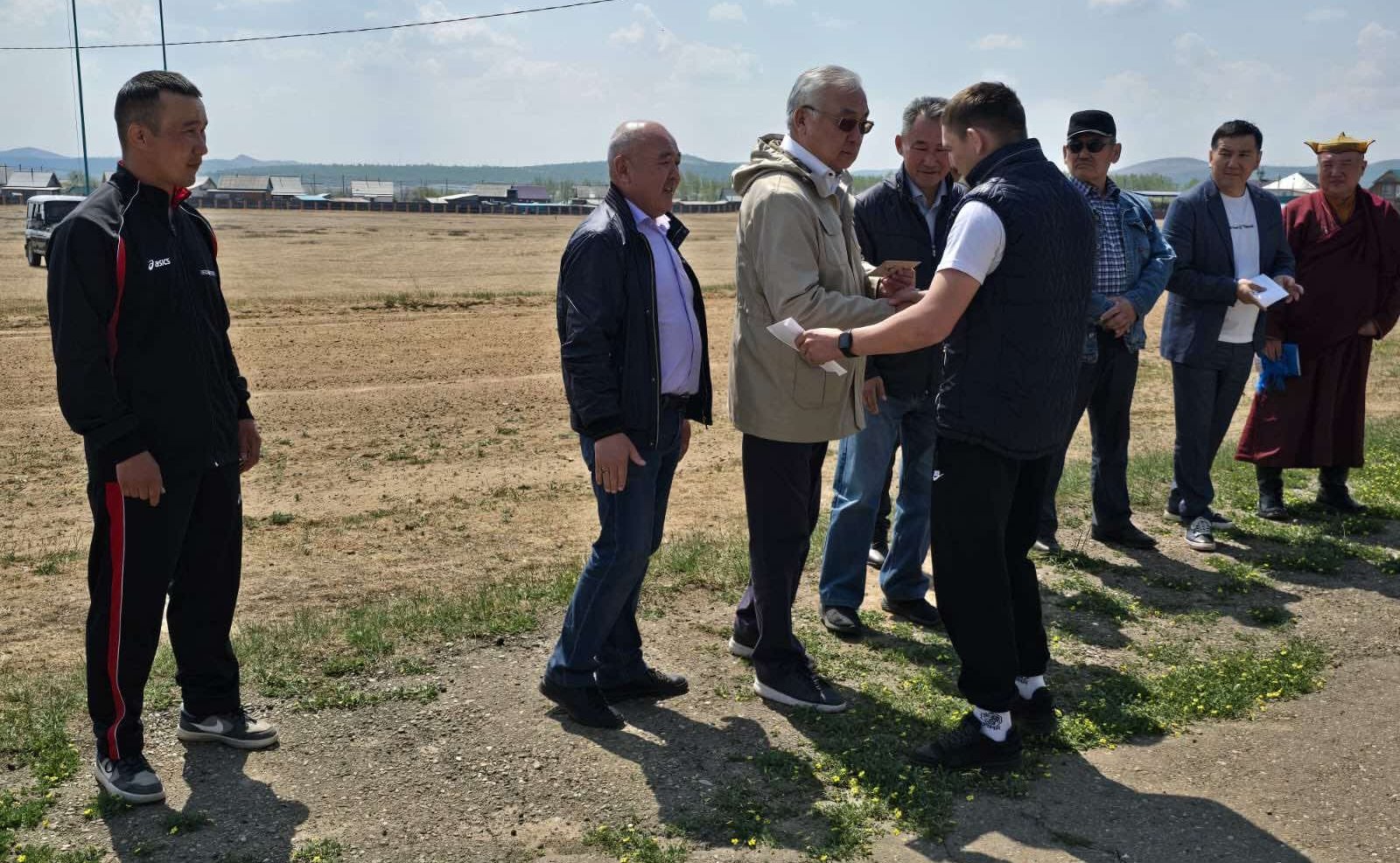 Баир Жамсуев в регионе принял участие в открытии конноспортивного сезона, на ипподроме Амитхаши наблюдал за скачками 94 сильнейших лошадей Забайкалья