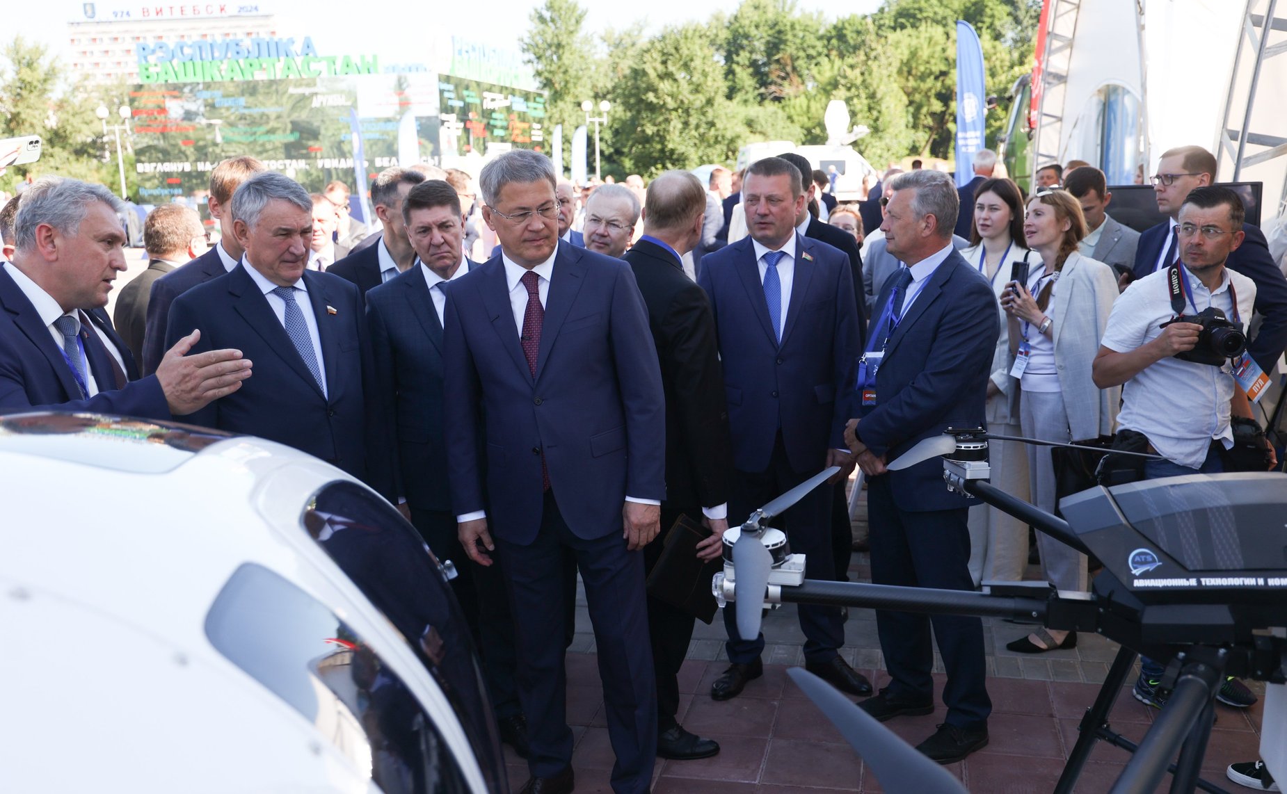 Юрий Воробьёв и заместитель Председателя Совета Республики Сергей Хоменко открыли выставку достижений народного хозяйства в рамках XI Форума регионов Беларуси и России