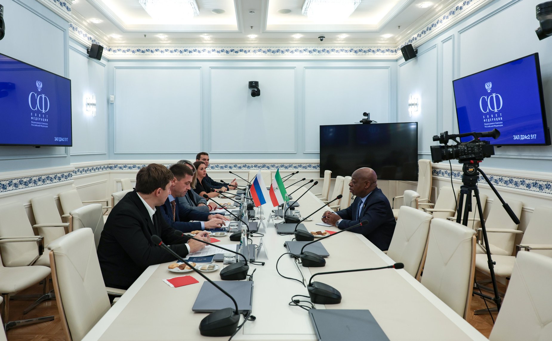 Встреча члена Комитета СФ по социальной политике .Андрея Чернышева с Чрезвычайным и Полномочным Послом Республики Экваториальная Гвинея в Российской Федерации Лусиано Айекабой