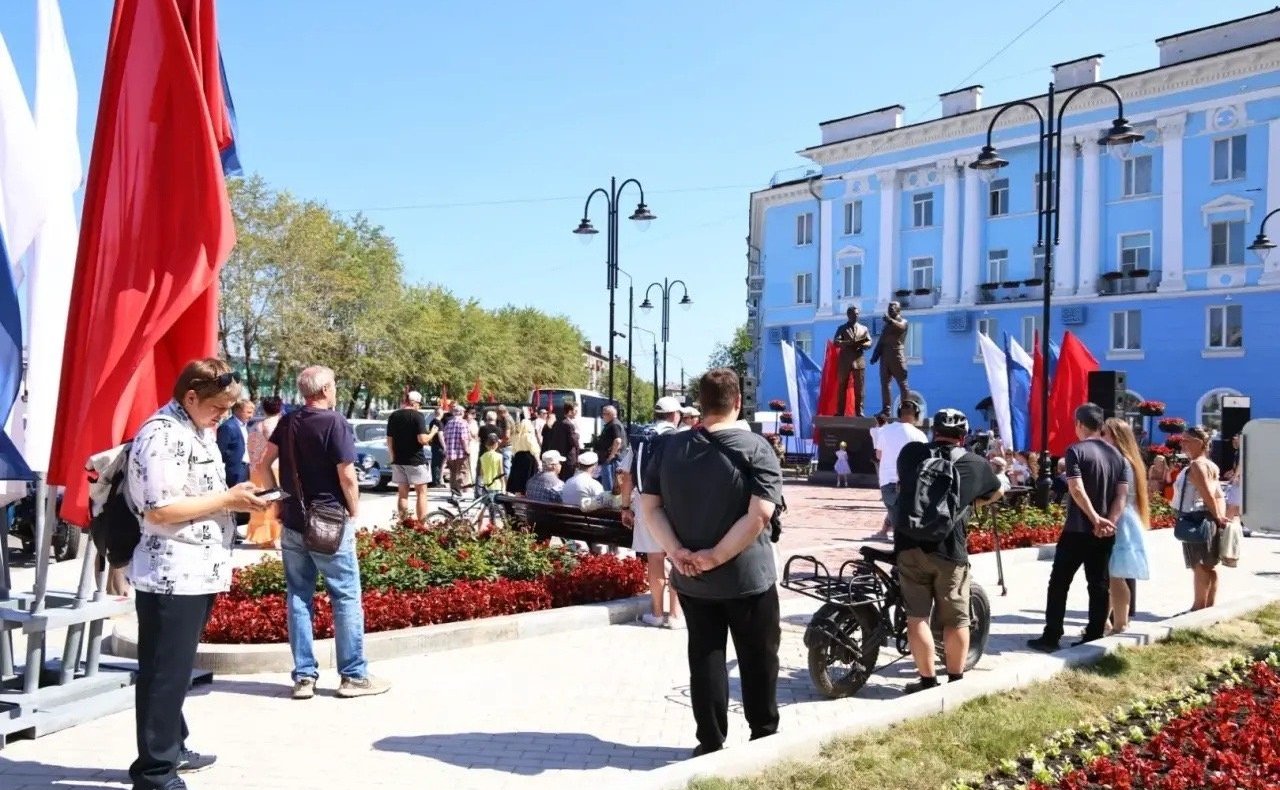 Роман Маслов вместе с губернатором Георгием Филимоновым, общественниками и жителями города принял участие в торжественной церемонии открытия памятника основателям Череповецкого металлургического комбината