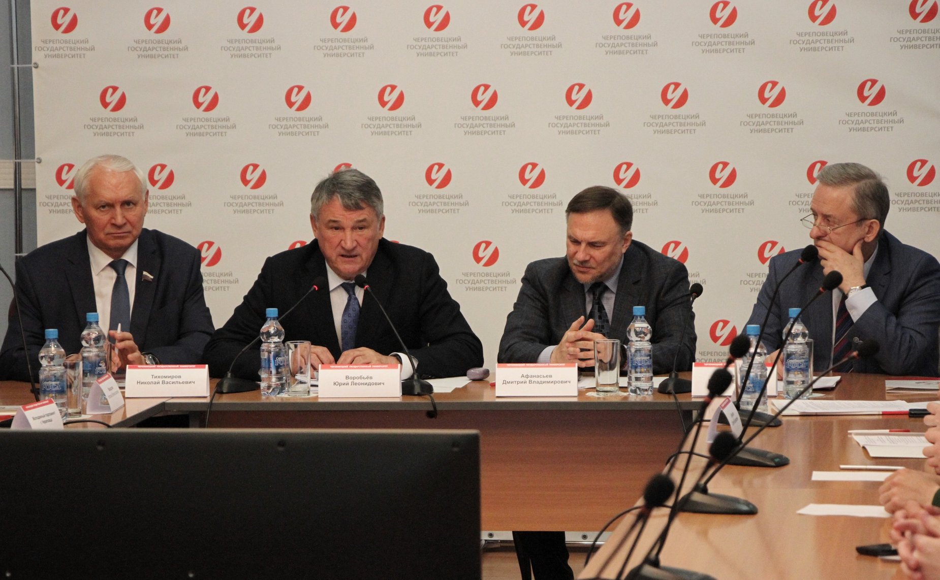 Юрий Воробьев принял участие в заседании молодежного Дискуссионного клуба