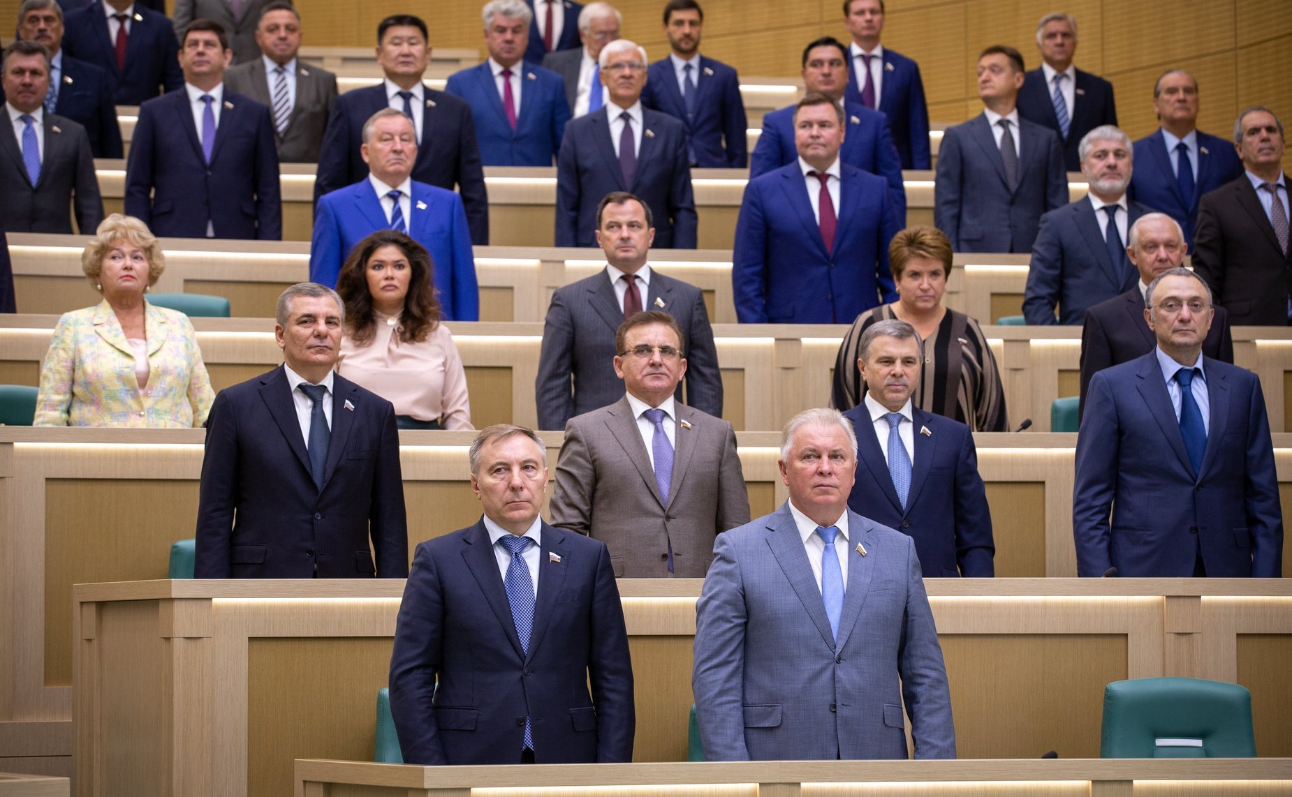 Сенаторы слушают гимн России перед началом 461-я заседание Совета Федерации