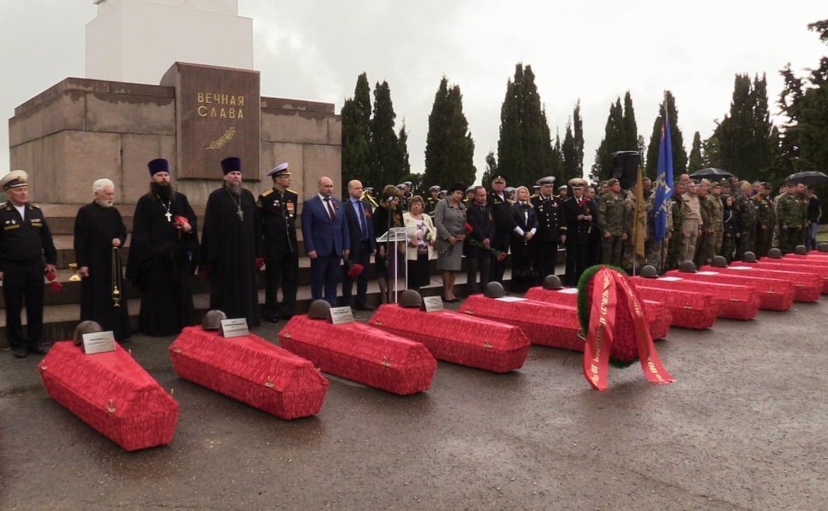 Екатерина Алтабаева приняла участие в торжественной церемонии захоронения останков наших бойцов на Мемориальном кладбище в Севастополе
